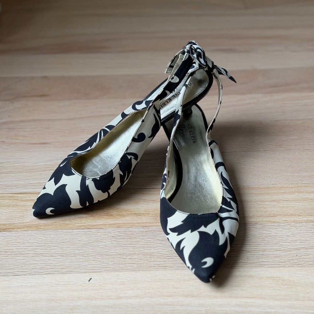 AK Anne Klein Early 2000s Minimalist Floral Slingback Kitten Heels - 6m